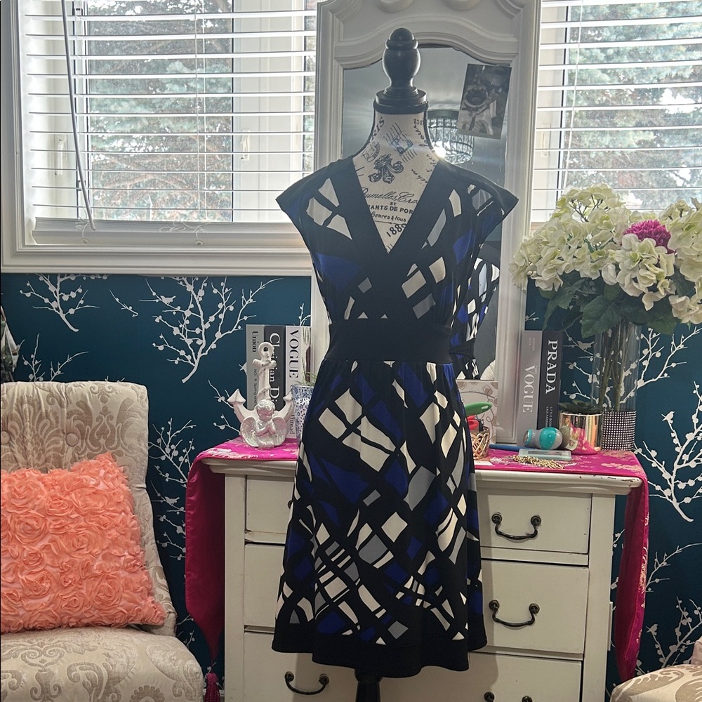 Jessica Simpson Black, Blue and White Geometric V‑Neck Midi Dress